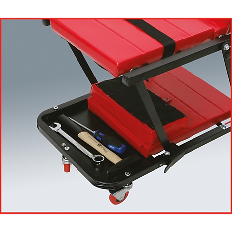 Un chariot à outils avec un siège et une étagère rouges. Des outils dessus, tels que des clés et un marteau.